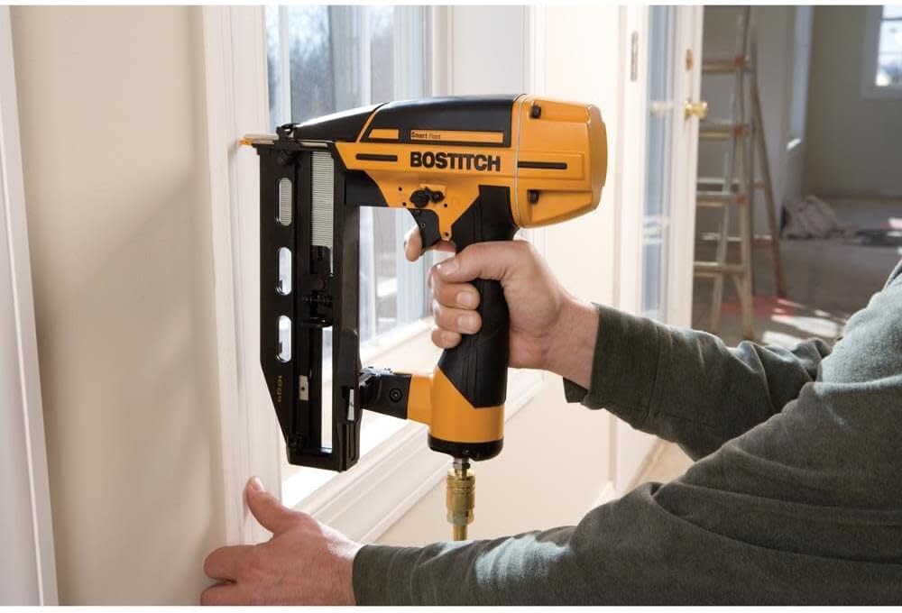 Bostitch 2.5-in X 16-Gauge Clip Head Finishing Pneumatic Nail Gun