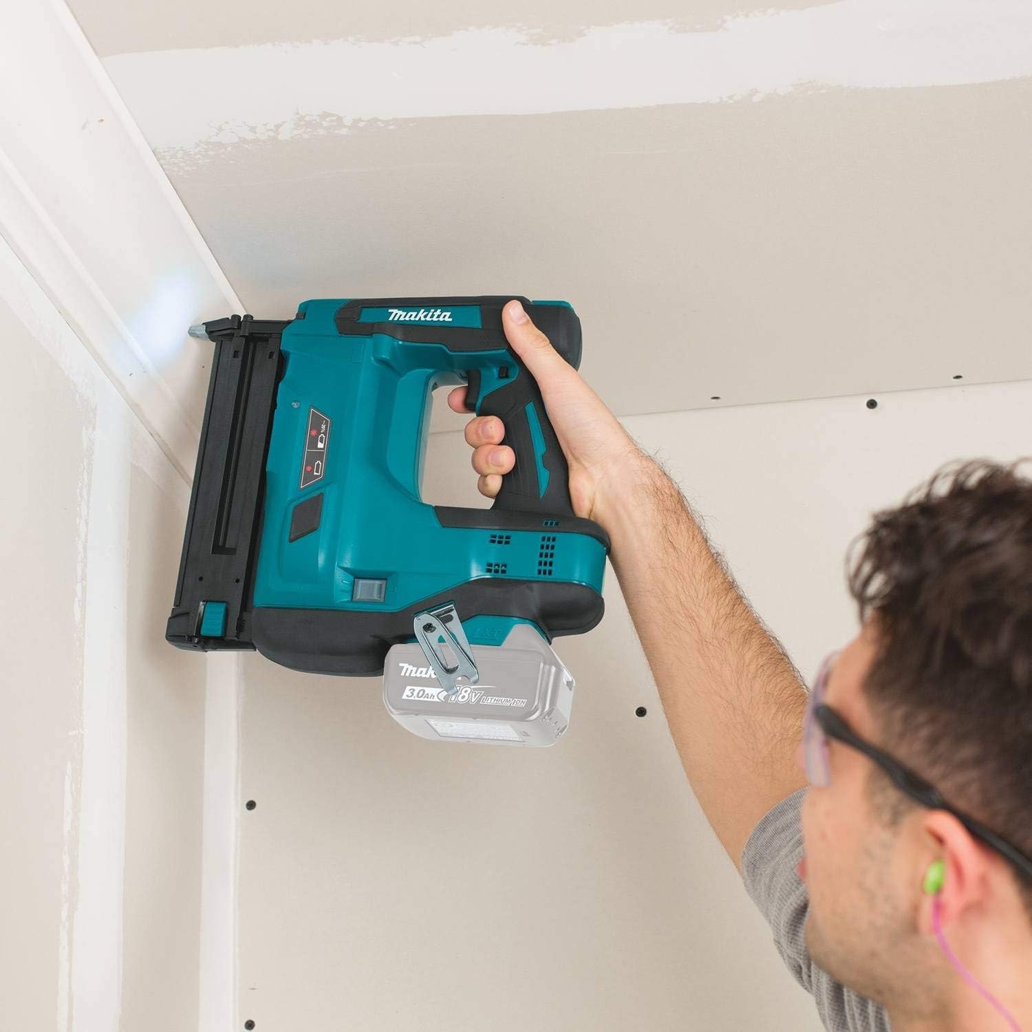 Makita XNB01Z 18V LXT Lithium-Ion Cordless 2' Brad Nailer (Renewed)