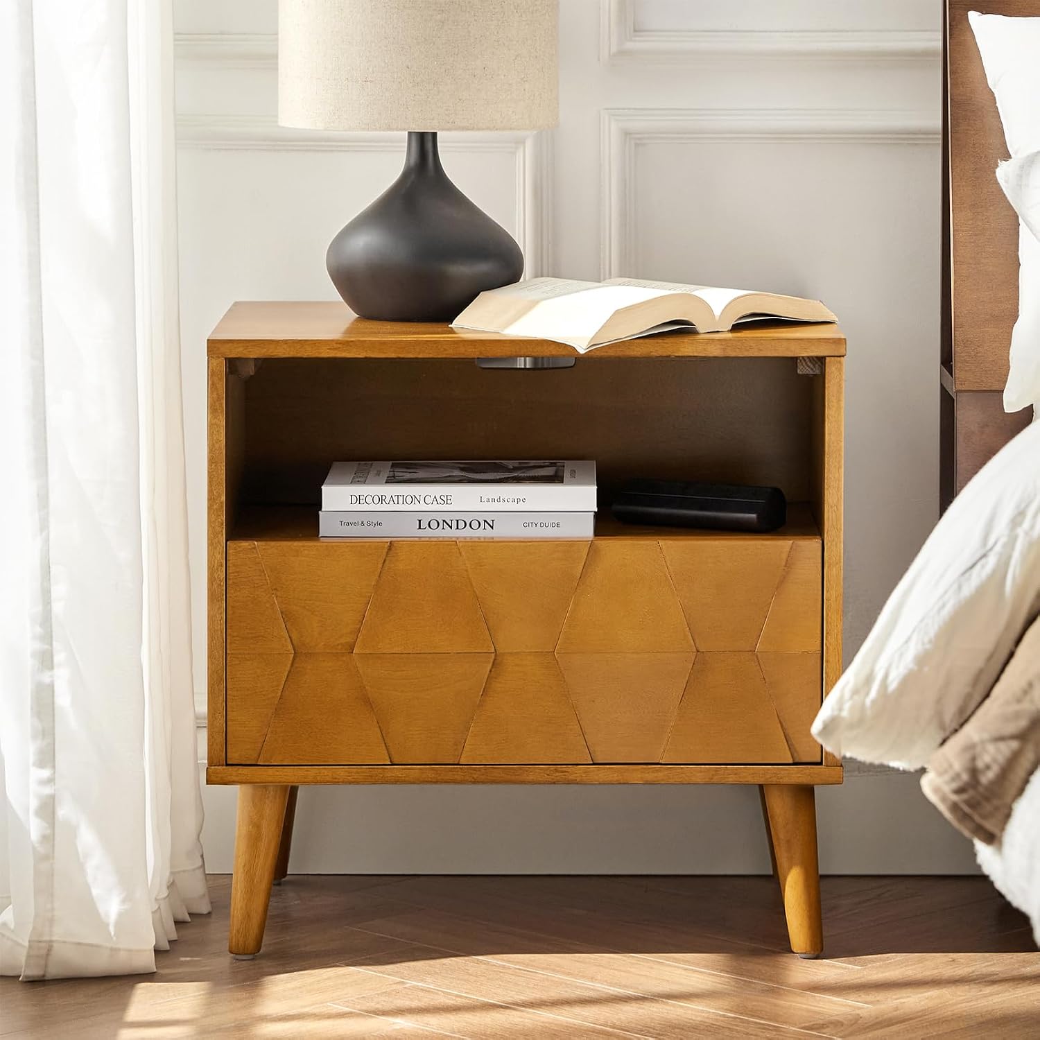 HULALA HOME Wood Nightstand with 1 Drawer & Open Shelf, Mid Century Modern Nightstand with Charging Station, Geometric Pattern Bedside Table for Bedroom, Acorn