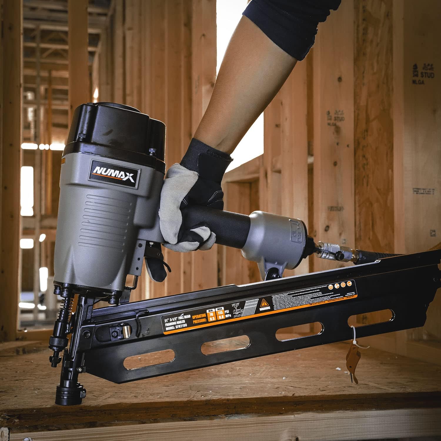 NuMax SFR2190WN Pneumatic 21 Degree 3-1/2' Full Round Head Framing Nailer with Nails (500 Count)