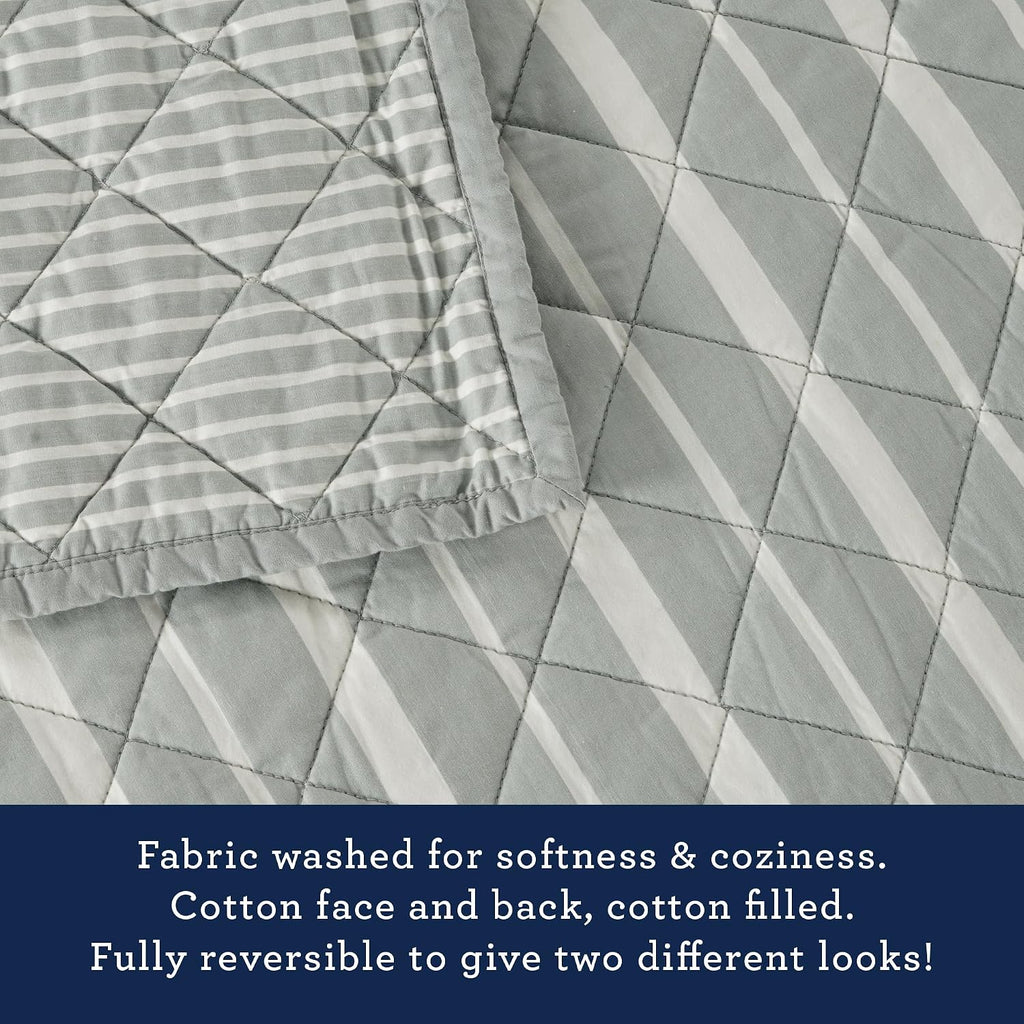 Izod 100% Cotton Percale Pre-Washed Quilt Set, Ultra-Soft & Reversible Bedding, Twin Sheets Set, Wrinkle-Resistant 2-Pc Cotton Bedspread with Matching Shams, All-Season Comfort - Grey Stripe