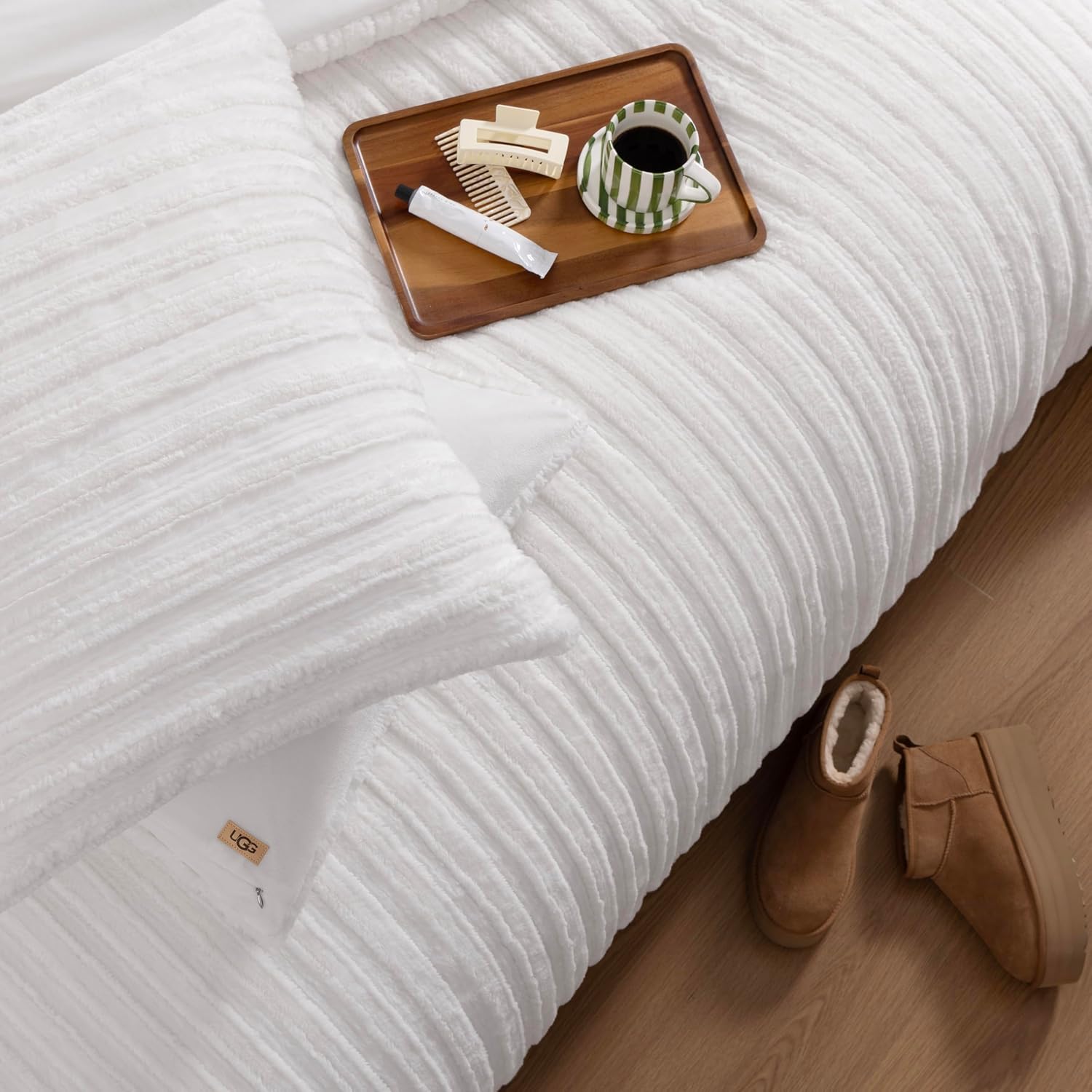 UGG Kenzie Full/Queen Comforter Set with 2 Pillow Shams Plush Faux Fur Bedding Soft Warm Down Alternative Comforter Washable Hypoallergenic Fluffy Blanket Set for Bedroom, Full/Queen Size, White Snow