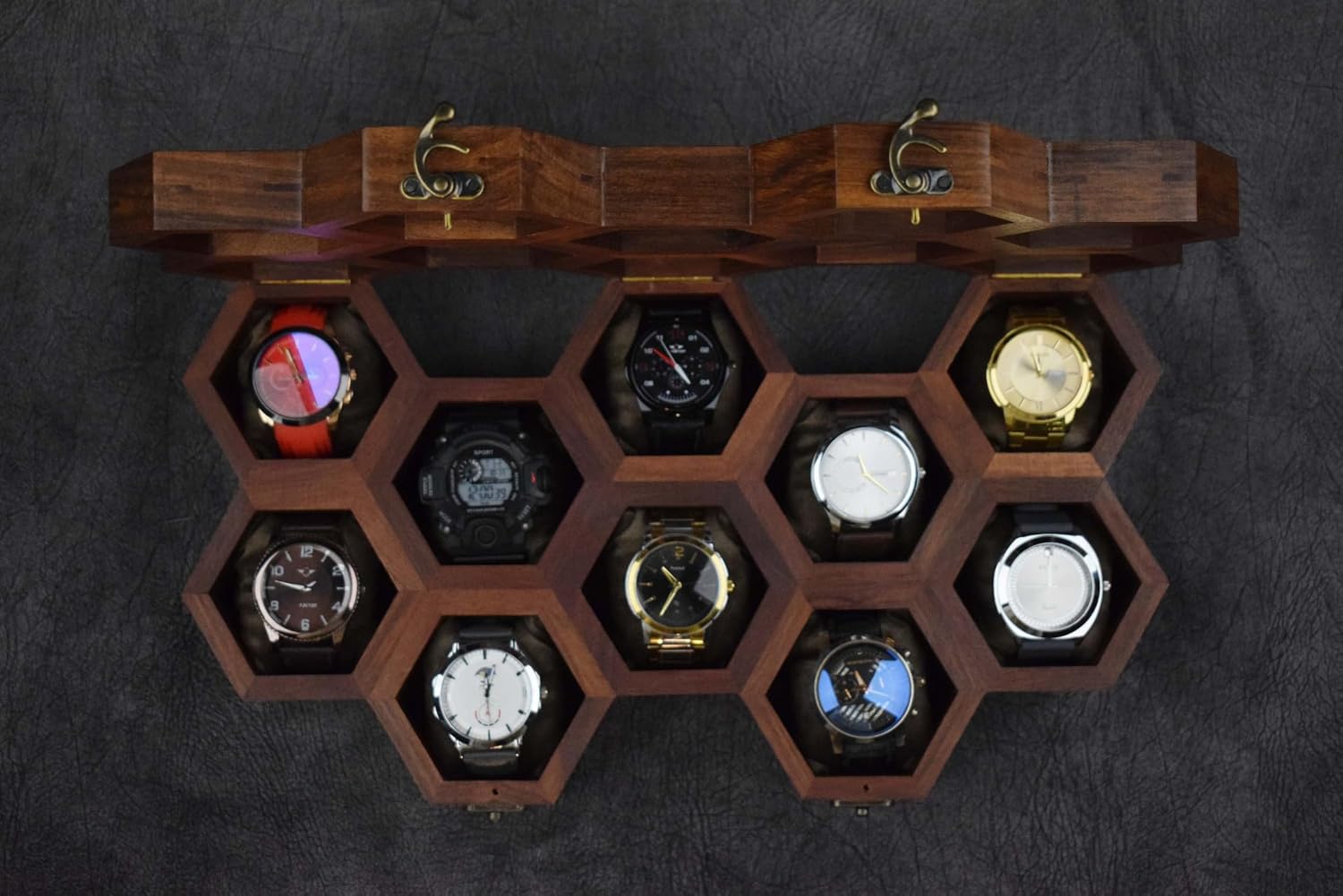 Extra Large Superior Rosewood Honeycomb Watch Box – A Vintage Display Case & Organizer for Men.Crafted from premium Rosewood, this luxurious watch storage box features a unique honeycomb design