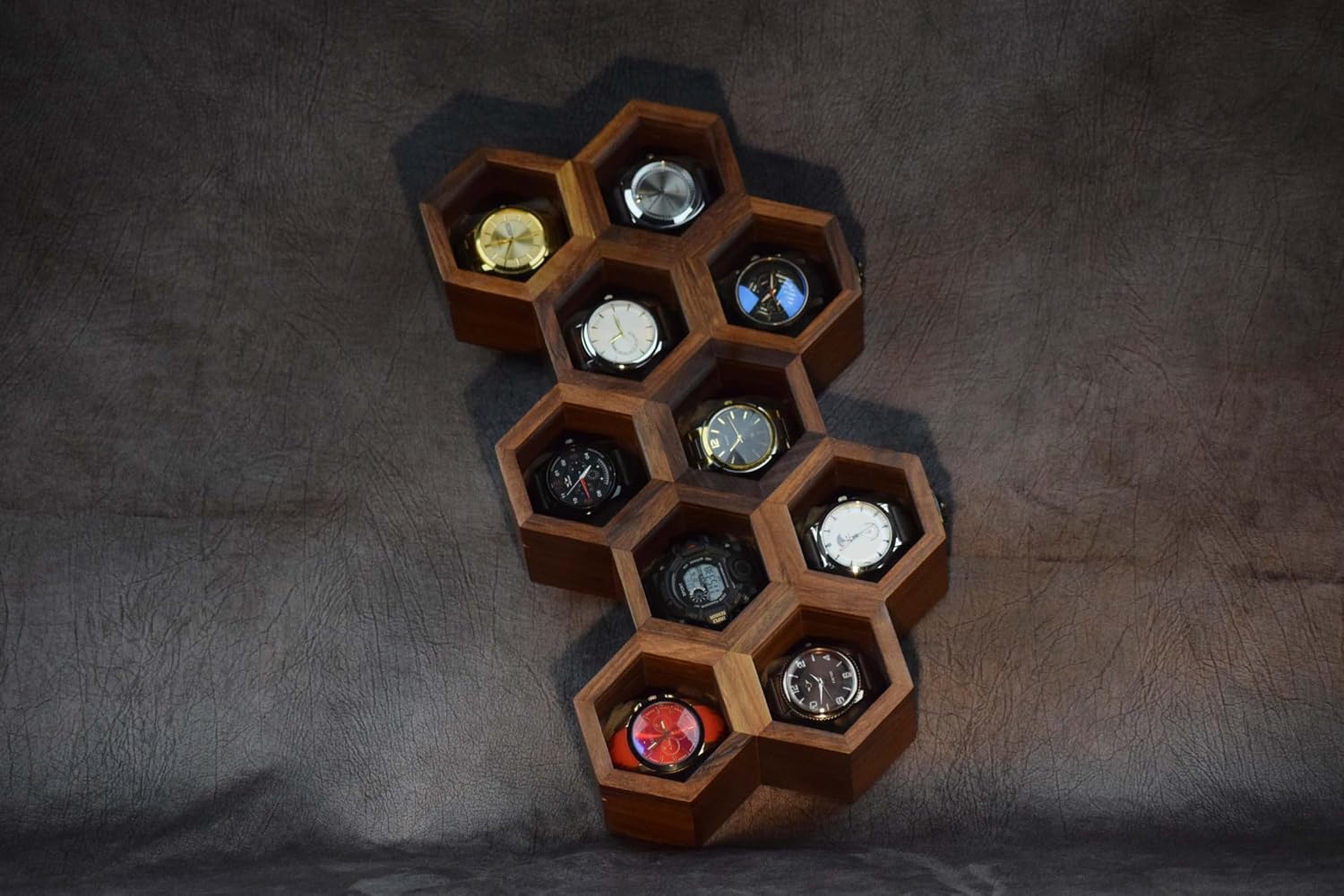 Extra Large Superior Rosewood Honeycomb Watch Box – A Vintage Display Case & Organizer for Men.Crafted from premium Rosewood, this luxurious watch storage box features a unique honeycomb design