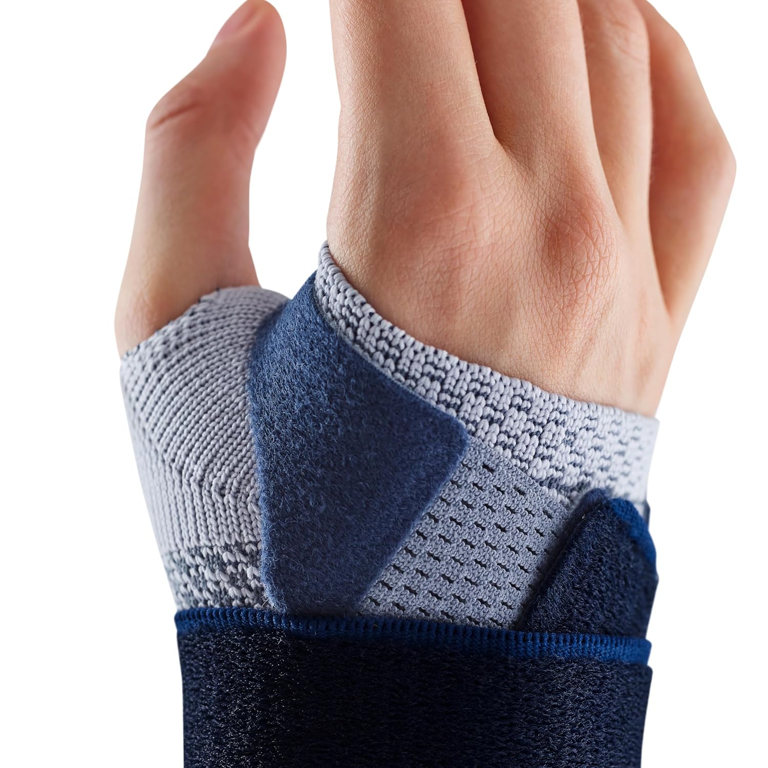 Bauerfeind - ManuTrain - Wrist Support - Relieves Strain and Stabilized During Movement - Right Wrist - Size 3 - Color Black