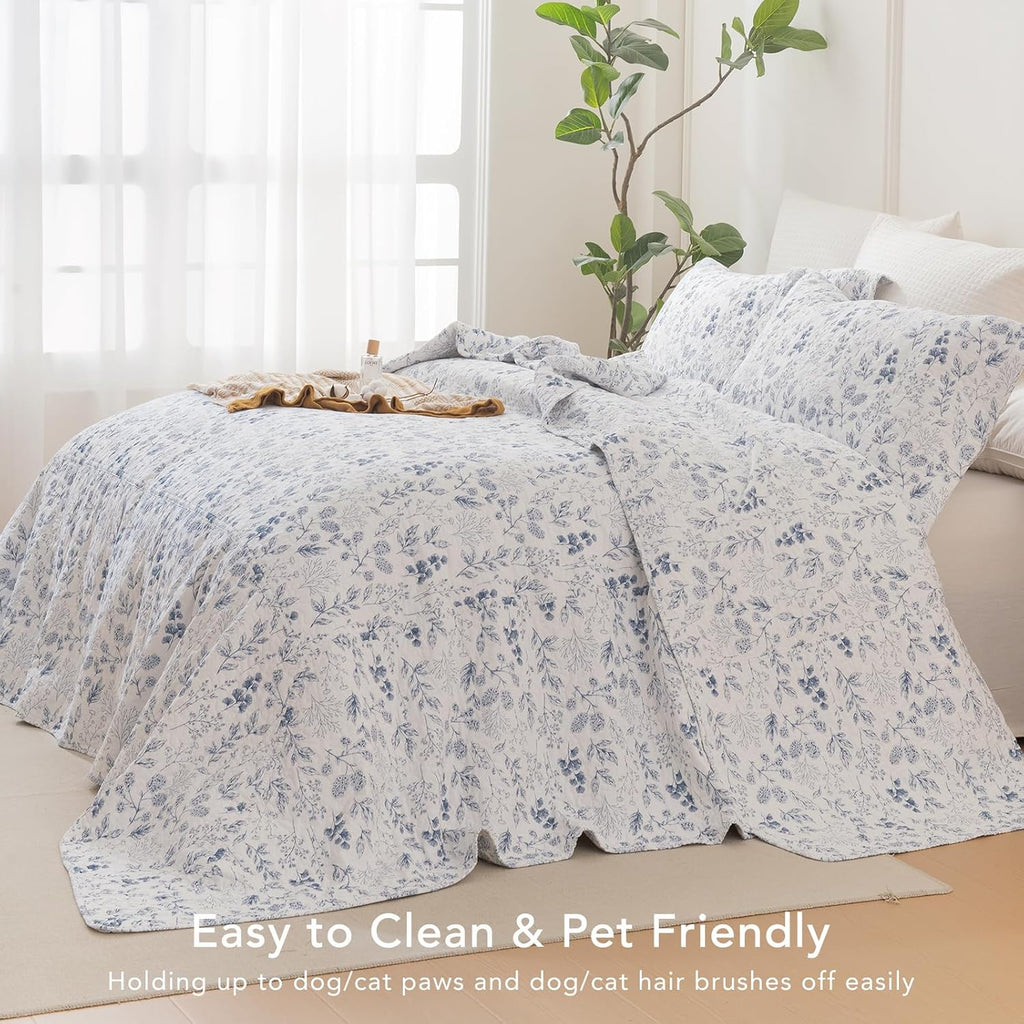 Lady Ann Oversized Queen Quilt Set, Blue and White Floral & Leaves Pattern Plant Botanical Printed Quilted 102x118 Bedspread Set, Vintage Coverlet Ultra Soft Cotton Coverlet with Pillow Shams, 3 PCS