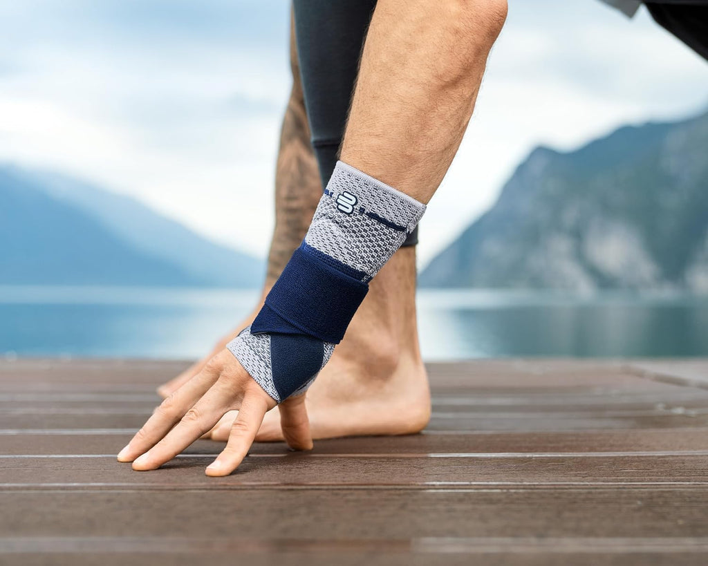 Bauerfeind - ManuTrain - Wrist Support - Relieves Strain and Stabilized During Movement - Right Wrist - Size 3 - Color Black