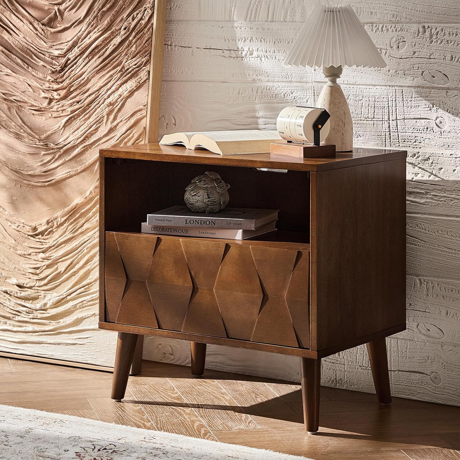 HULALA HOME Mid Century Modern Nightstand with Solid Wood Legs,Drawer Organizer with Charging Station, Geometric Pattern Nightstand, Walnut