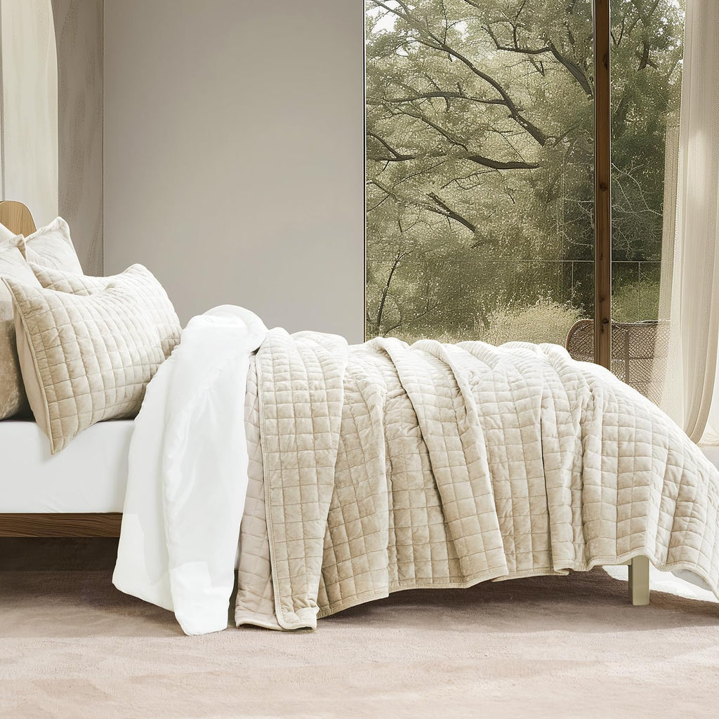 RECYCO Luxury Velvet Quilt Set, California King 118'' x 106'' Oversized Bedspread, Ultra Soft Velvet Comforter, Lightweight Box Stitch Bedding Sets for All Season, with 2 Shams, Beige