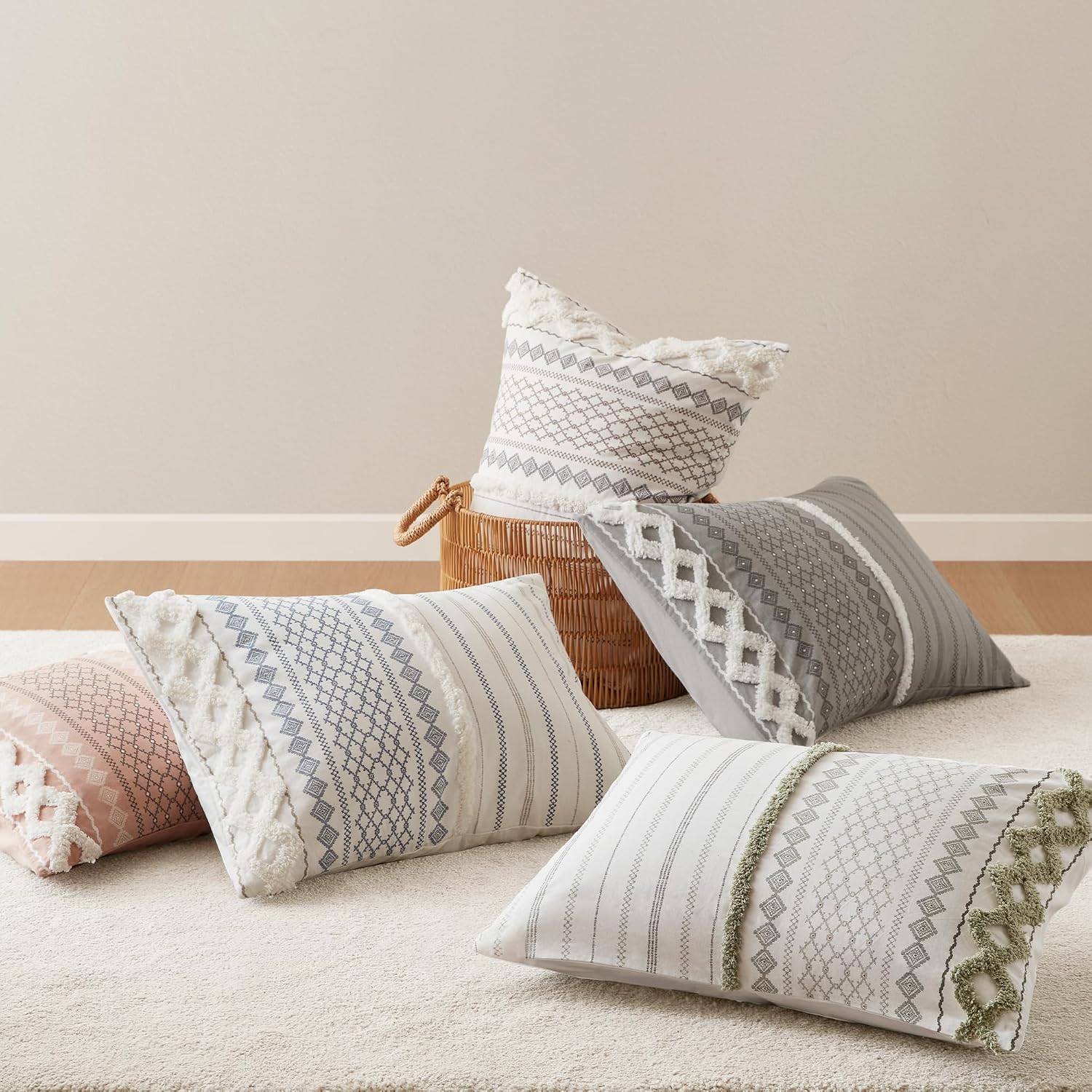 Ink+Ivy King Comforter Set, Boho Comforters, Breathable Cotton Bed Set, All Season Modern Chenille Tufted Comforter with Farmhouse Bedding Flare, Gifts for Woman, White/Navy 3 Piece