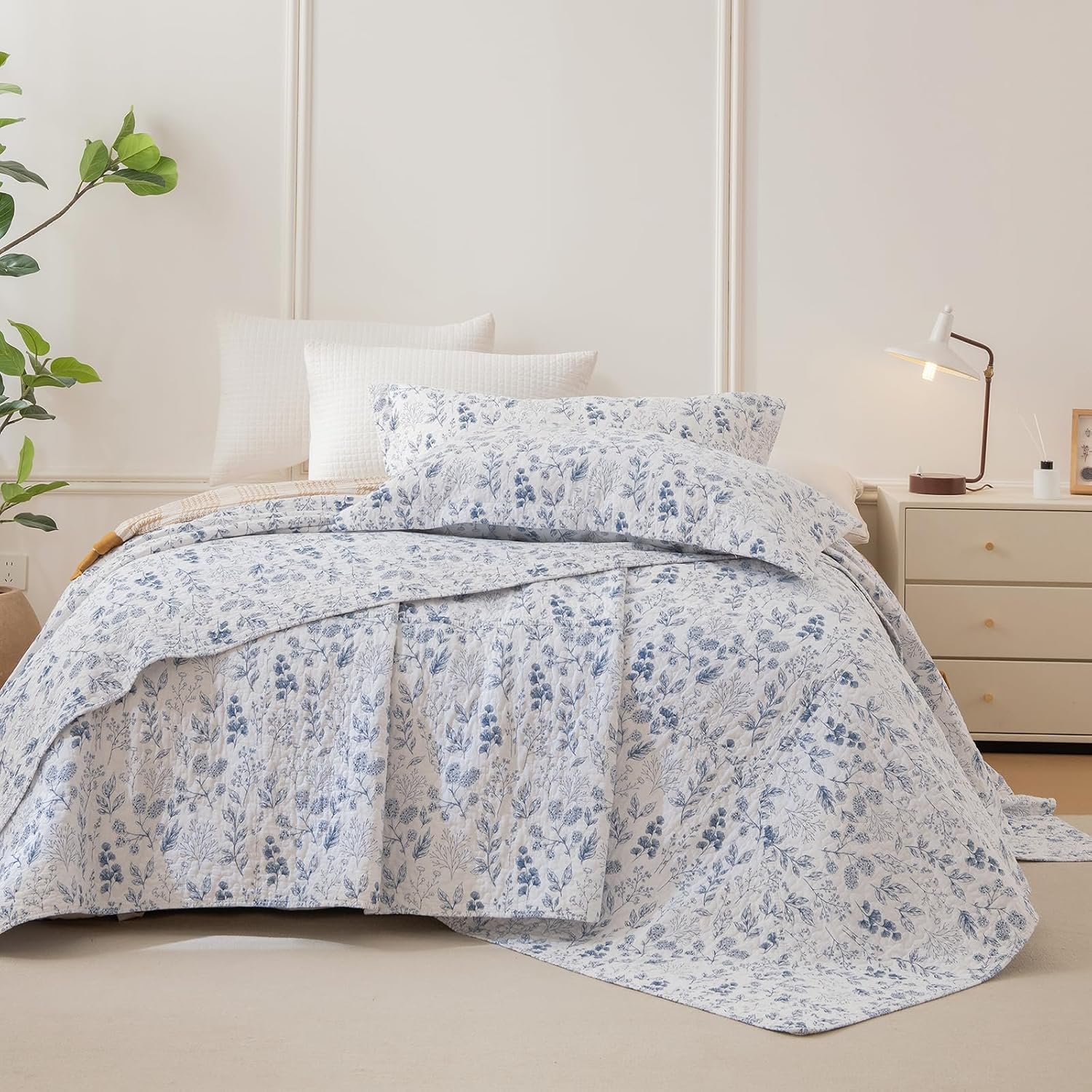 Lady Ann Oversized Queen Quilt Set, Blue and White Floral & Leaves Pattern Plant Botanical Printed Quilted 102x118 Bedspread Set, Vintage Coverlet Ultra Soft Cotton Coverlet with Pillow Shams, 3 PCS